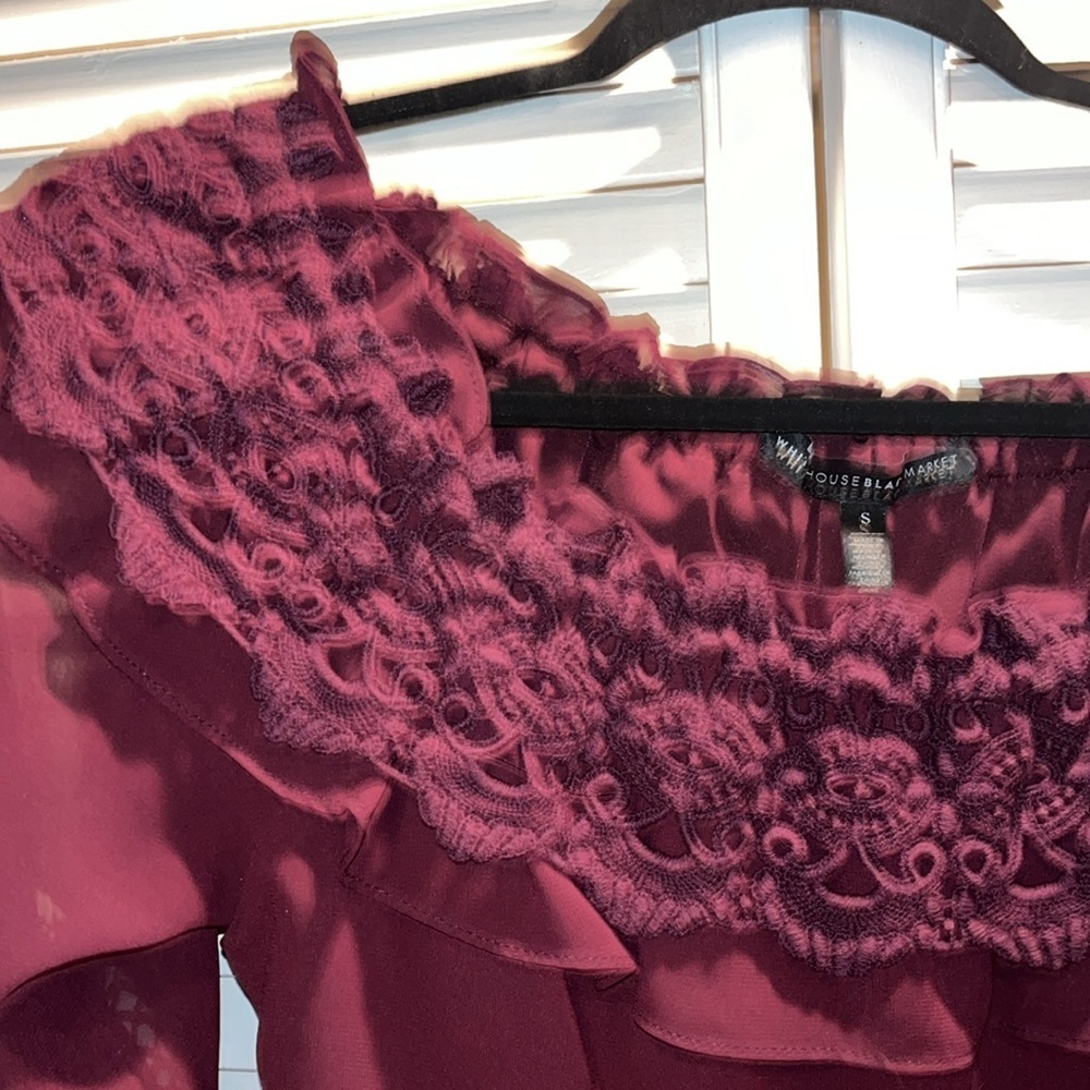 White House Black Market‎ wine maroon long sleeve ruffle top women’s size S - Picture 2 of 12